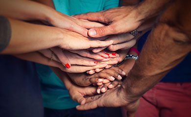 Mitgliedschaft Viele Hände übereinander gestapelt